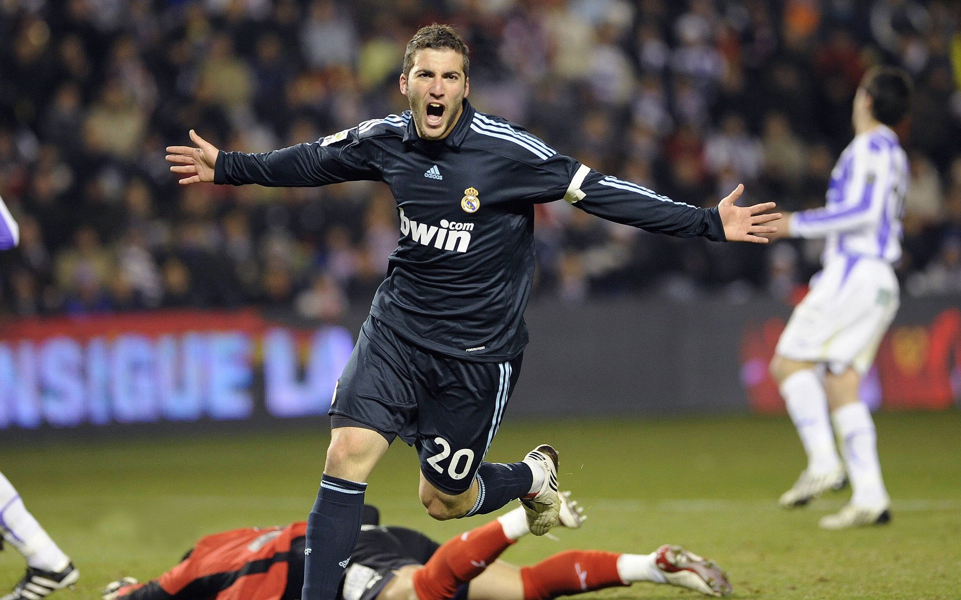 天价转会引爆足坛！巴黎圣日耳曼2.5亿欧元签下超级新星，创历史新高